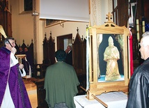 Feretron poświęcił ks. proboszcz Józef Jakubiec. Jan Bieszczad przyniósł na uroczystość poświęcenia feretronu także figurę św. Ambrożego