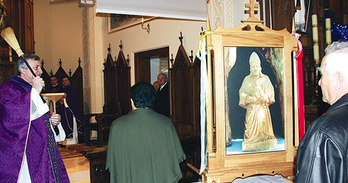 Feretron poświęcił ks. proboszcz Józef Jakubiec. Jan Bieszczad przyniósł na uroczystość poświęcenia feretronu także figurę św. Ambrożego