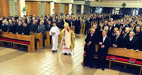 Podczas spotkania odnowiono przyrzeczenia chrzcielne. Celebracji przewodniczył  bp Henryk Tomasik 
