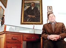  Marek Steindel, prawnuk Witosa, przy biurku premiera w domu w Wierzchosławicach 