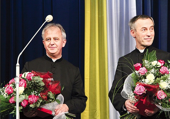  Nominaci święcenia przyjmą 25 stycznia Poniżej po lewej: Herb biskupa nominata Jana Piotrowskiego Poniżej z prawej: Herb biskupa nominata Stanisława Salaterskiego