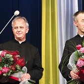  Nominaci święcenia przyjmą 25 stycznia Poniżej po lewej: Herb biskupa nominata Jana Piotrowskiego Poniżej z prawej: Herb biskupa nominata Stanisława Salaterskiego