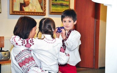 Wielu Ukraińców na uroczystości, w tym także na Wigilię,  wkłada tzw. wyszywanki, czyli charakterystycznie zdobione koszule