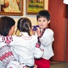 Wielu Ukraińców na uroczystości, w tym także na Wigilię,  wkłada tzw. wyszywanki, czyli charakterystycznie zdobione koszule