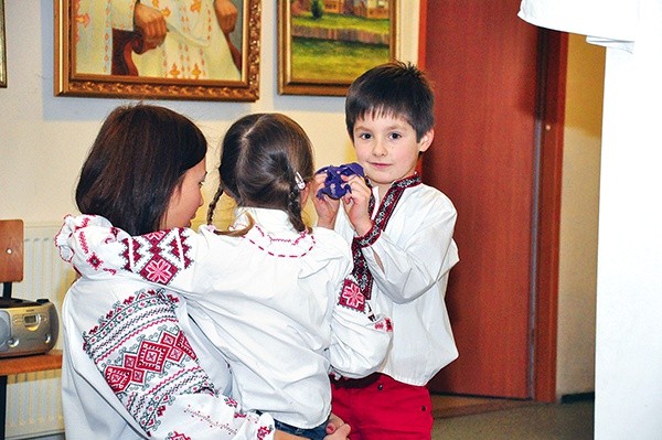 Wielu Ukraińców na uroczystości, w tym także na Wigilię,  wkłada tzw. wyszywanki, czyli charakterystycznie zdobione koszule