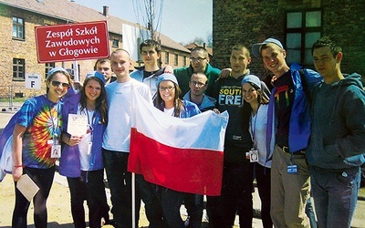  Głogowska młodzież każdego roku uczestniczy w Marszu Żywych w Auschwitz ... 