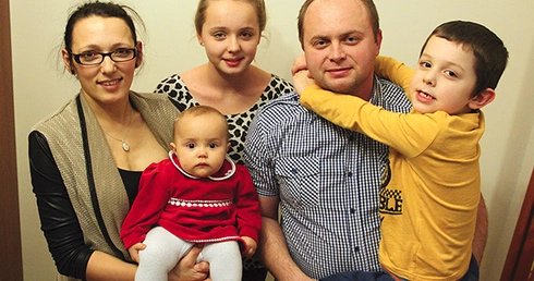  Rodzina Kowalskich z Zielonej Góry w komplecie: mama Agnieszka  i tata Artur, Julia – lat 13, Paweł – lat 7 i Magda – miesięcy 9