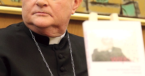 Abp Henryk Hoser podczas prezentacji książki w siedzibie Konferencji Episkopatu Polski