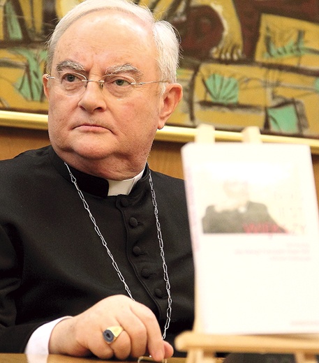 Abp Henryk Hoser podczas prezentacji książki w siedzibie Konferencji Episkopatu Polski