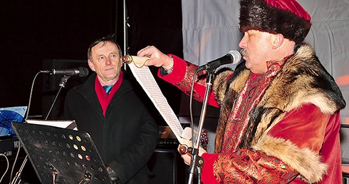  Andrzej Grzyb odczytuje akt lokacyjny miasta Zaklikowa