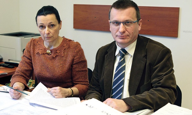 Naczelnik pionu śledczego IPN Katowice prokurator Ewa Koj oraz prokurator  Marek Skwara nad dokumentacją śledztwa  w sprawie zamachu na życie Jana Pawła II