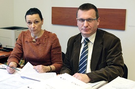 Naczelnik pionu śledczego IPN Katowice prokurator Ewa Koj oraz prokurator  Marek Skwara nad dokumentacją śledztwa  w sprawie zamachu na życie Jana Pawła II
