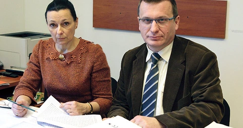 Naczelnik pionu śledczego IPN Katowice prokurator Ewa Koj oraz prokurator  Marek Skwara nad dokumentacją śledztwa  w sprawie zamachu na życie Jana Pawła II