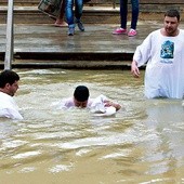  10. 01.2014 Jordan, Ziemia Święta. Chrześcijanie wchodzą  do Jordanu podczas dorocznej pielgrzymki łacińskiego  Kościoła nad Jordan