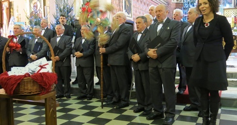 Chór "Harfa" śpiewa z gwiazdą