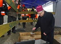 Plac pod budowę ośrodka poświęcił bp Mieczysław Cisło