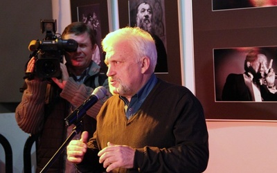 Wystawę w radomskiej „Łaźni” otworzył prezes Radomskiego Towarzystwa Fotograficznego Leszek Jastrzębiowski