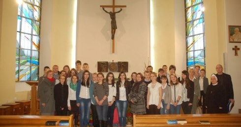 Uczestnicy konkursu papieskiego w kaplicy seminaryjnej św. Stanisława Kostki