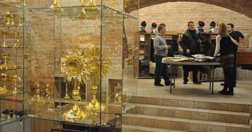 Zakupów w hurtowni artykułów liturgicznych w Płocku można dokonać w pięknych gotyckim wnętrzu
