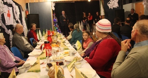 Wolontariusze ze szkolnego koła PCK zapraszają ubogich i bezdomnych do czechowickiego LO już od lat