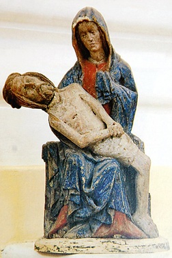 Najcenniejszym zabytkiem jest gotycka Pieta z XV w.