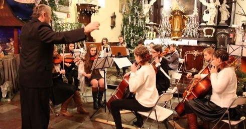 Orkiestra zagrała m.in. "Cicha noc", "Bóg się rodzi", ale i popularny utwór "Jingle bells"