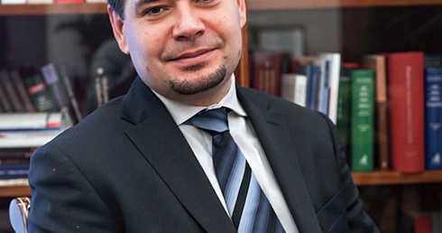 Wiceminister sprawiedliwości Michał Królikowski w życiu i pracy kieruje się sumieniem i nie ukrywa katolickich poglądów. Zdaniem przeciwników powinien zostać  za to zdymisjonowany