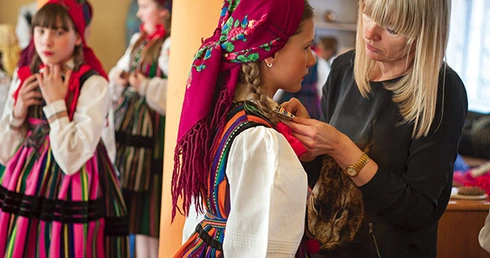 Małgorzata Malczewska przygotowuje zespół wokalny  ze Szkoły Podstawowej  w Drzewicy do występu