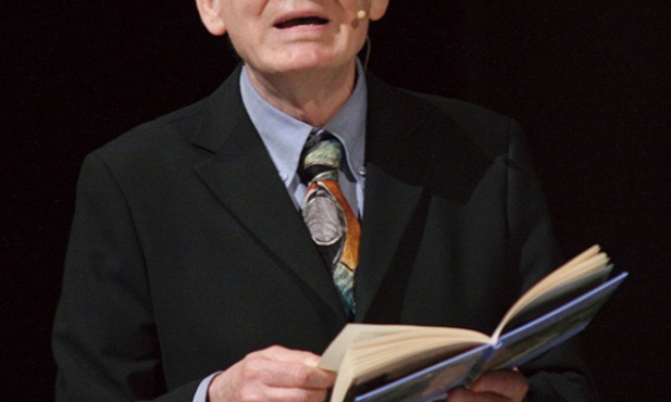 Leszek Długosz jest trochę aktorem (zagrał w kilku filmach), bardziej muzykiem, pianistą, poetą, pisze felietony, prowadził też autorski program w radiu. Dużo podróżuje i koncertuje za granicą