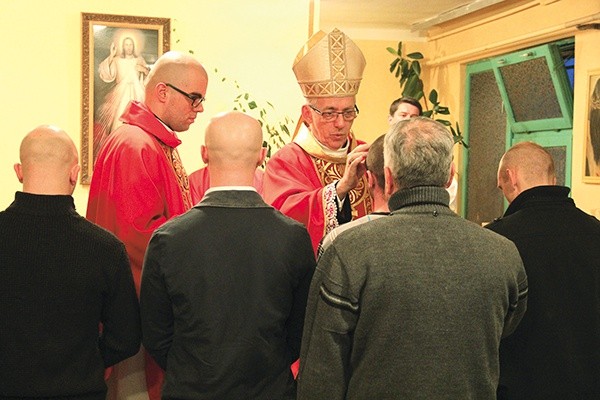14 stycznia. Abp Wiktor Skworc bierzmuje więźniów w Jastrzębiu-Szerokiej