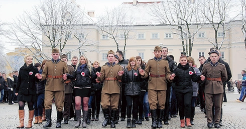  Poloneza poprowadzili uczniowie ZSP nr 1 im. 10. Pułku Piechoty w Łowiczu