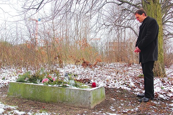 Jeden z dwóch ocalonych grobów wciąż odwiedza rodzina zmarłego