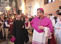 Bp Roman Pindel pozdrawia wiernych zebranych w konkatedrze