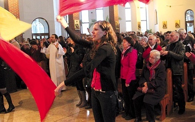 Dynamiczne i spontaniczne uwielbienie to już naturalna potrzeba uczestników  Mszy św. animowanej przez wspólnotę DSNE w bielskim kościele św. Pawła