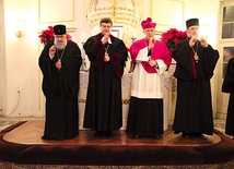  Zwieńczeniem nabożeństwa było pasterskie błogosławieństwo. Od lewej: prawosławny abp Jeremiasz, ewangelicki bp Ryszard Bogusz, abp Józef Kupny i greckokatolicki  bp Włodzimierz Juszczak