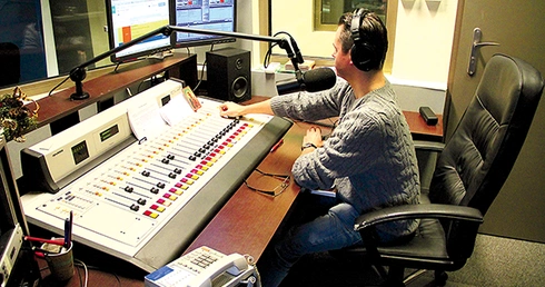 Studio emisyjne to serce radia. Pracują tutaj realizatorzy i spikerzy Poniżej: Prawdziwym oknem na świat jest strona  www.radiorodzina.pl