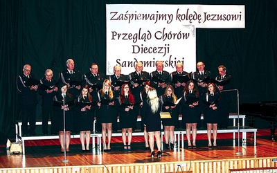 Śpiewacy z tarnobrzeskiego Zakrzowa wystąpili w strażackich mundurach 