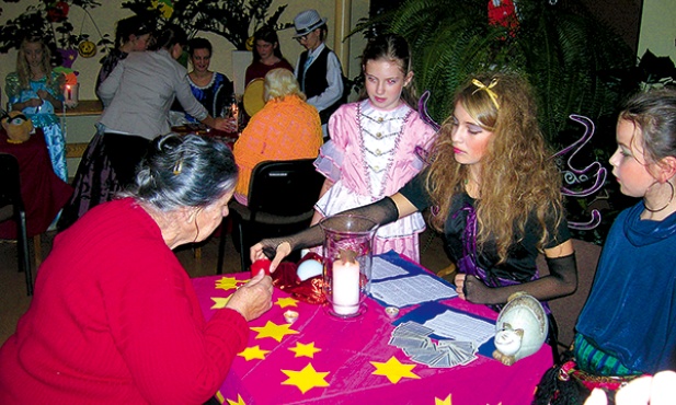  Mieszkańcy DPS lubią się bawić, zwłaszcza z małymi wolontariuszami. Helena Krasowska skorzystała z andrzejkowych wróżb 