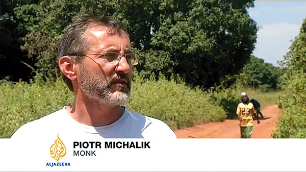  Brat Piotr Michalik udziela wywiadu katarskiej telewizji Al-Dżazira. Polskie telewizje nie wysłały do RŚA swoich reporterów, mimo że pracuje tam wielu misjonarzy z naszego kraju – zarówno duchownych, jak i świeckich