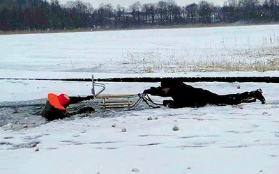 Pokazywano, jak pomagać na zarwanym lodzie 