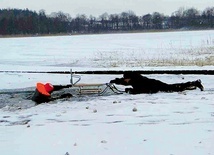 Pokazywano, jak pomagać na zarwanym lodzie 