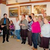 „Perełki” uświetniły swoim śpiewem wernisaż wystawy twórców z Chabówki, których związane z Bożym Narodzeniem prace można oglądać w Miejskim Ośrodku Kultury w Rabce do 2 lutego