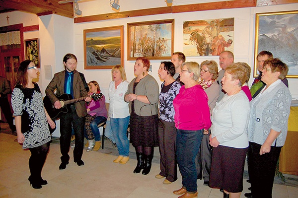  „Perełki” uświetniły swoim śpiewem wernisaż wystawy twórców z Chabówki, których związane z Bożym Narodzeniem prace można oglądać w Miejskim Ośrodku Kultury w Rabce do 2 lutego