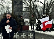 Burmistrz Andrzej Pietrasik wyraził nadzieję, że młodzi płońszczanie uświadomią sobie jak wielką wartość ma pamięć o faktach i ludziach, także z lokalnej historii