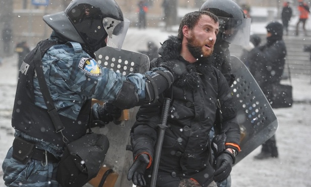 Duchowni rozdzielali demonstrantów i Berkut