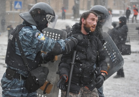 Duchowni rozdzielali demonstrantów i Berkut