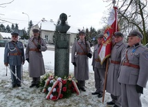 Przy pomniku Tomasza Kolbego grupy rekonstrukcji historycznej z Ciechanowa zaciągnęły wartę honorową