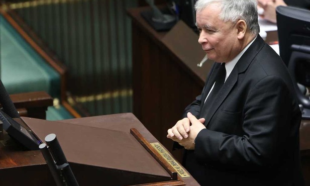 To "kpiny ze społeczeństwa i propaganda"