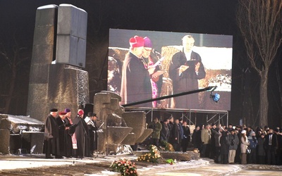 Uroczystości pod Pomnikiem Ofiar, a także część odbywającą się w namiocie, będzie można śledzić na telebimie