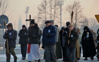 Zamarznięci jak posągi